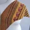 Asymetrisches Dreieckstuch - handgestrickt - mit Einstrickmuster