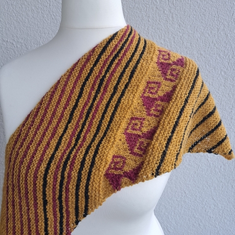 Asymetrisches Dreieckstuch - handgestrickt - mit Einstrickmuster