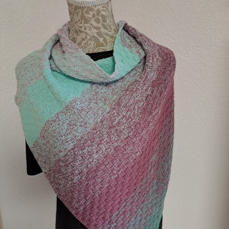 Asymmetrisch gestricktes Dreiecktuch 