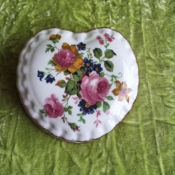 Farbenfrohes Blumenherz auf English Bone China