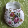Farbenfrohes Blumenherz auf English Bone China