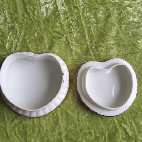 Farbenfrohes Blumenherz auf English Bone China