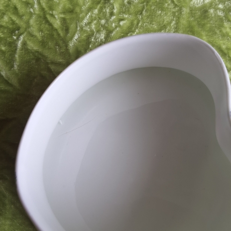 Farbenfrohes Blumenherz auf English Bone China