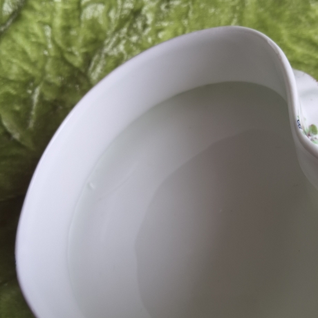 Farbenfrohes Blumenherz auf English Bone China