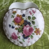 Farbenfrohes Blumenherz auf English Bone China