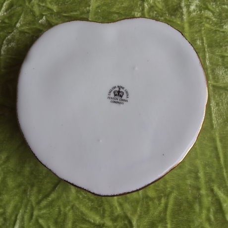 Farbenfrohes Blumenherz auf English Bone China