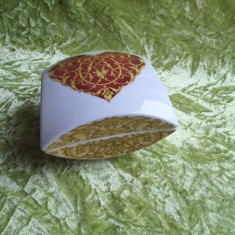 Romantisch verspieltes Herz in extravaganter Diamantform. 