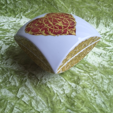 Romantisch verspieltes Herz in extravaganter Diamantform. 