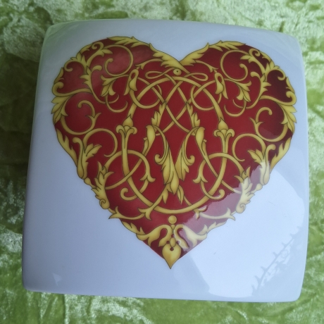 Romantisch verspieltes Herz in extravaganter Diamantform. 