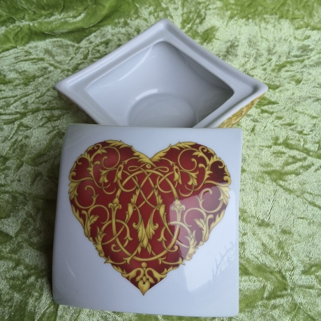 Romantisch verspieltes Herz in extravaganter Diamantform. 