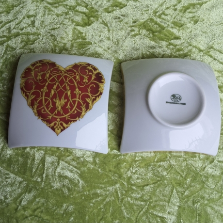 Romantisch verspieltes Herz in extravaganter Diamantform. 