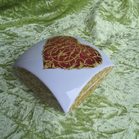 Romantisch verspieltes Herz in extravaganter Diamantform. 