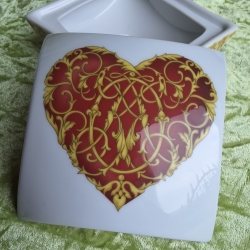 Romantisch verspieltes Herz in extravaganter Diamantform. 