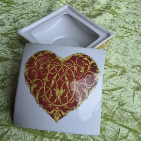 Romantisch verspieltes Herz in extravaganter Diamantform. 