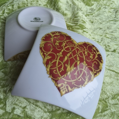 Romantisch verspieltes Herz in extravaganter Diamantform. 