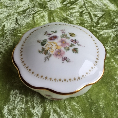 Zartes Blumenbouquet in Pastellfarben. Mirabelle. Goldrand