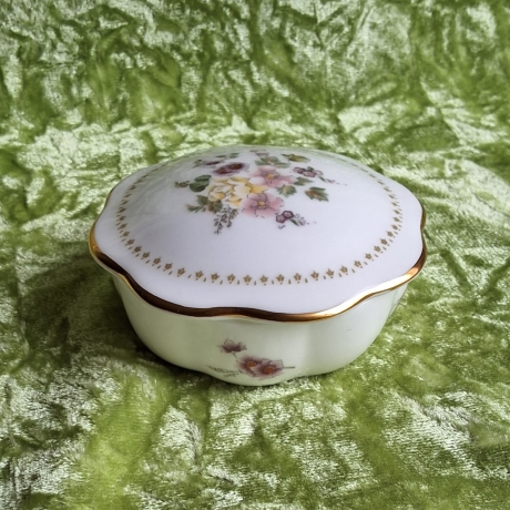 Zartes Blumenbouquet in Pastellfarben. Mirabelle. Goldrand