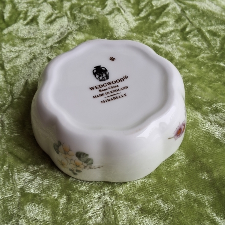 Zartes Blumenbouquet in Pastellfarben. Mirabelle. Goldrand