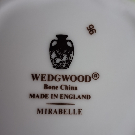 Zartes Blumenbouquet in Pastellfarben. Mirabelle. Goldrand