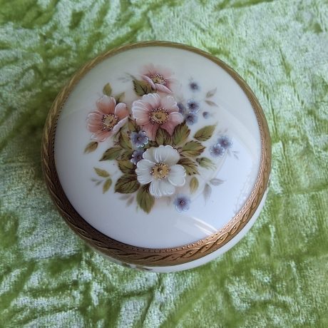 Limoges. Romantische Wildrosen auf Elfenbein. Marta Marzotto. 