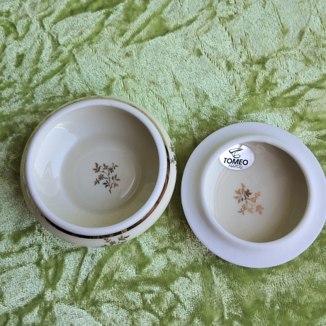 Limoges. Romantische Wildrosen auf Elfenbein. Marta Marzotto. 