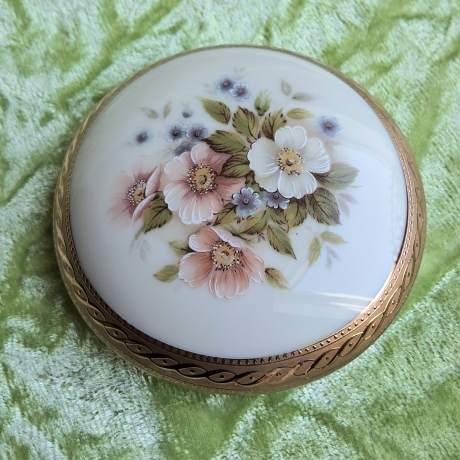 Limoges. Romantische Wildrosen auf Elfenbein. Marta Marzotto. 