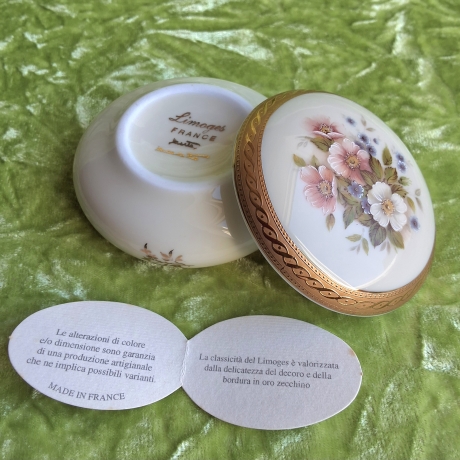 Limoges. Romantische Wildrosen auf Elfenbein. Marta Marzotto. 