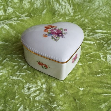 Romantisch - Herz mit Thüringer Landblumen. Goldrand.