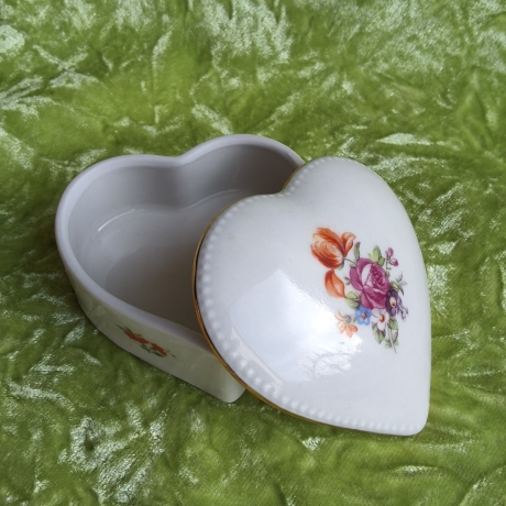 Romantisch - Herz mit Thüringer Landblumen. Goldrand.