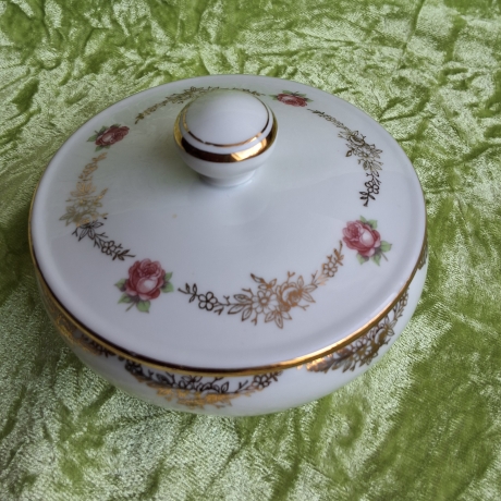 Edles französisches Deckeldöschen mit Rosen- und Golddekor.