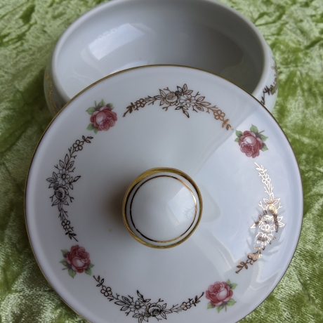 Edles französisches Deckeldöschen mit Rosen- und Golddekor.