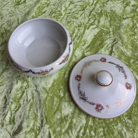 Edles französisches Deckeldöschen mit Rosen- und Golddekor.