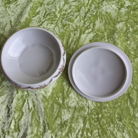 Edles französisches Deckeldöschen mit Rosen- und Golddekor.