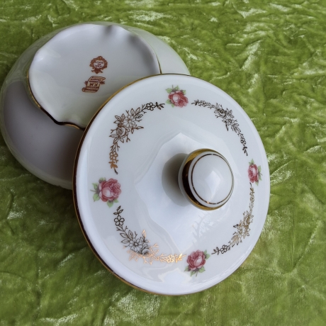 Edles französisches Deckeldöschen mit Rosen- und Golddekor.