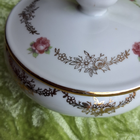 Edles französisches Deckeldöschen mit Rosen- und Golddekor.