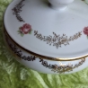 Edles französisches Deckeldöschen mit Rosen- und Golddekor.