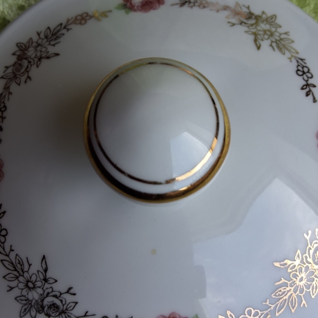 Edles französisches Deckeldöschen mit Rosen- und Golddekor.