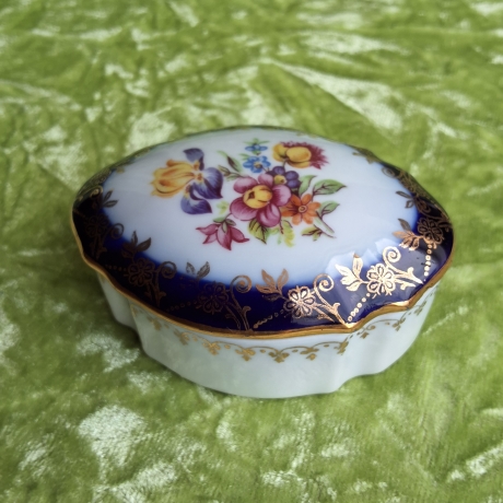 Thüringer Landblumen mit filigraner Goldspitze eingefasst.