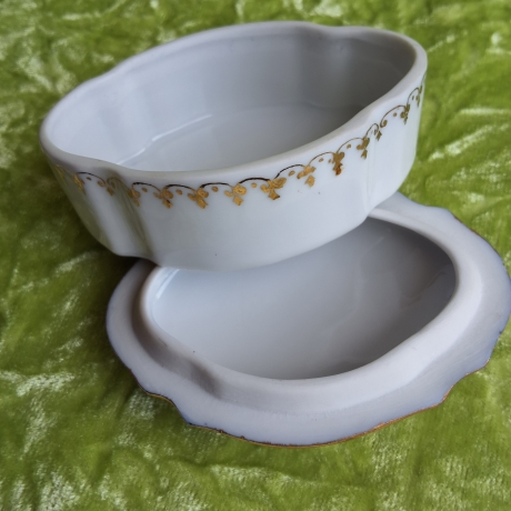 Thüringer Landblumen mit filigraner Goldspitze eingefasst.