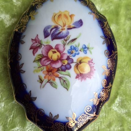 Thüringer Landblumen mit filigraner Goldspitze eingefasst.