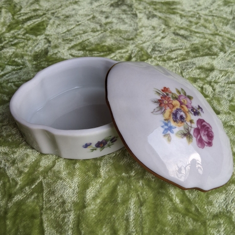 Zeitlos schön - Thüringer Landhausstil. Goldrand.