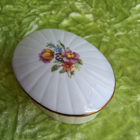 Charmant. Bunte Streublumen auf feinem Strahlenrelief.