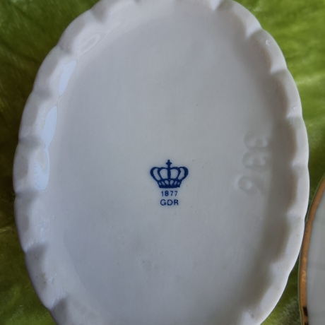 Charmant. Bunte Streublumen auf feinem Strahlenrelief.