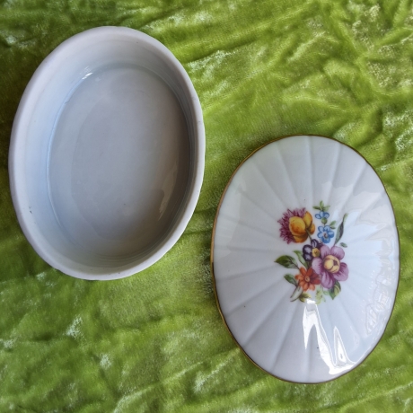 Charmant. Bunte Streublumen auf feinem Strahlenrelief.