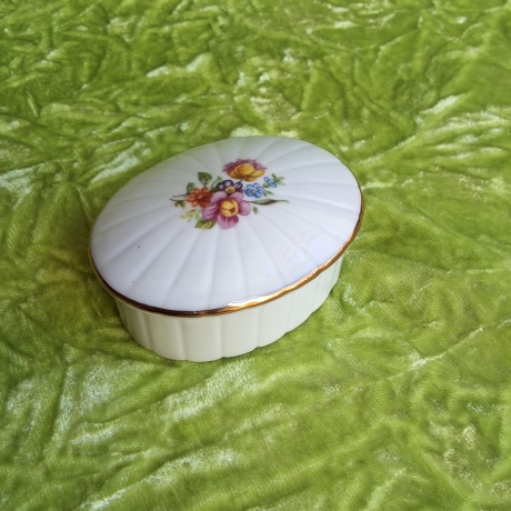 Charmant. Bunte Streublumen auf feinem Strahlenrelief.