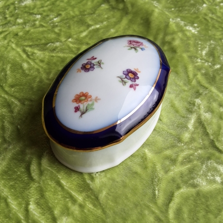 Petite fleur auf feinstem Thüringer Porzellan. 