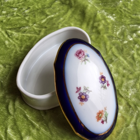 Petite fleur auf feinstem Thüringer Porzellan. 