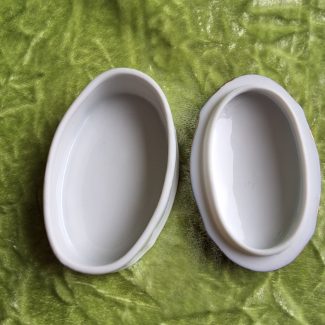 Petite fleur auf feinstem Thüringer Porzellan. 