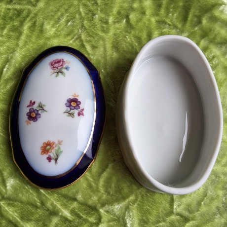 Petite fleur auf feinstem Thüringer Porzellan. 