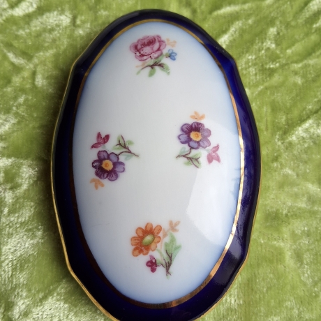 Petite fleur auf feinstem Thüringer Porzellan. 